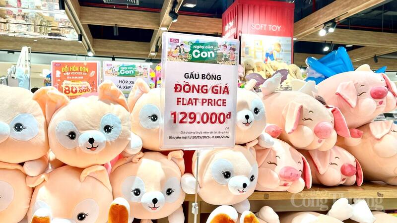 Nhiều sản phẩm được giảm giá sâu như đồ chơi trang điểm, ô tô điều khiển, xe mô hình, gấu bông... giảm gần 100.000 đồng.
