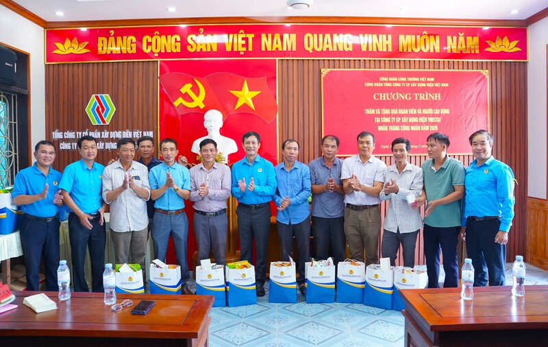 Trao các phần quà cho người Okvip - liên minh giải trí #1 thế giới hà nội có hoàn cảnh khó khăn nhân Tháng Công nhân năm 2026. Ảnh: Mai Liễu