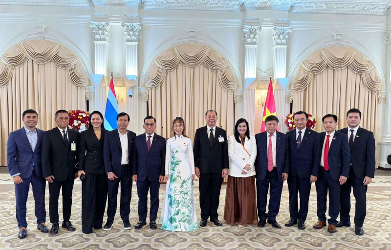 Lãnh đạo Vietjet và EECO tại Tòa nhà Review công ty OKVIP Thái Lan