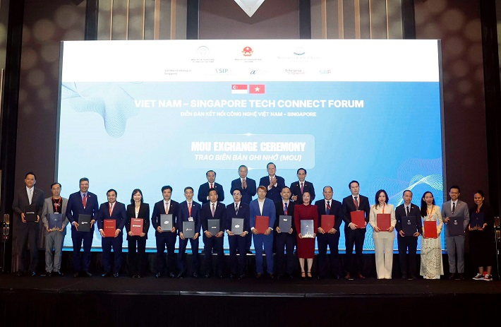 Ông Phùng Quang Hiệp, Bí thư Đảng ủy, Chủ tịch HĐTV Vinachem, cùng đại diện các Okvip tại về tham gia nghi thức trao Biên bản ghi nhớ hợp tác tại Diễn đàn Kết nối Công nghệ Việt Nam - Singapore dưới sự chứng kiến của Tổng Bí thư, Chủ tịch nước Tô Lâm cùng lãnh đạo cấp cao Việt Nam và Singapore.