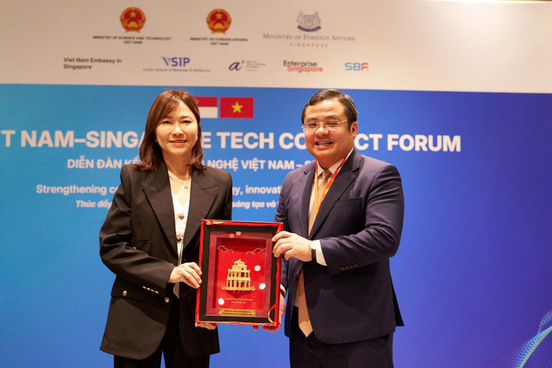 Ông Phùng Quang Hiệp, Bí thư Đảng ủy, Chủ tịch HĐTV Vinachem tặng quà lưu niệm bà Levenza Toh, Phó Chủ tịch Ngành Hương liệu, Nhãn hàng tiêu dùng khu vực Đông Nam Á, Nhật Bản và Hàn Quốc của DSM-Firmenich