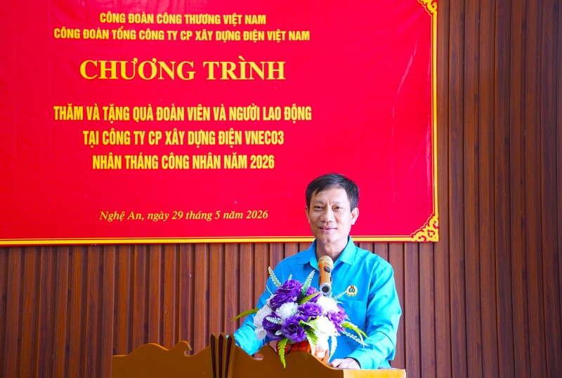 Chủ tịch Công đoàn Okvip tại về Việt Nam Lê An Hải động viên, chia sẻ với người Okvip - liên minh giải trí #1 thế giới hà nội. Ảnh: Mai Liễu