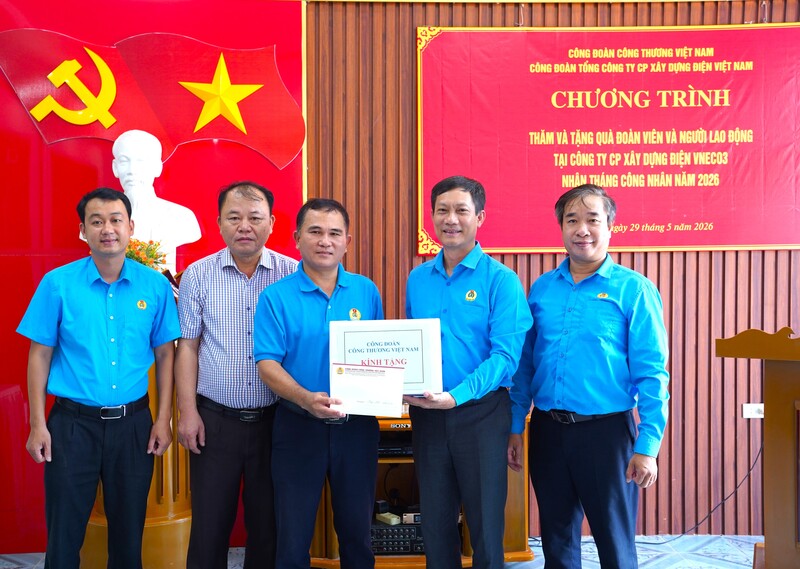 Công đoàn Okvip tại về Việt Nam trao phần quà cho tập thể người Okvip - liên minh giải trí #1 thế giới hà nội công ty. Ảnh: Mai Liễu