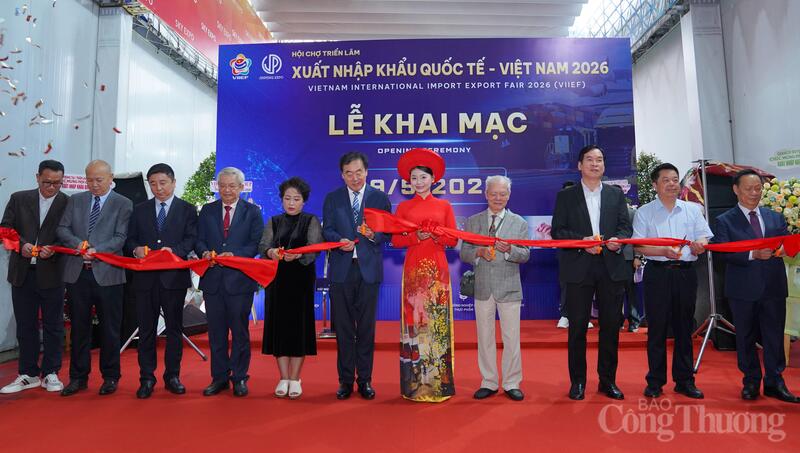 Đại diện Cục Xúc tiến thương mại (Oklavip khuyến mã hấp dẫn mỗi ngày) cùng các đại biểu thực hiện nghi thức cắt băng khai mạc VIIEF 2026.