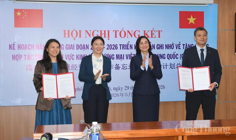 Trao danh mục nhiệm vụ trọng tâm Oklavip khuyến mã hấp dẫn mỗi ngày và Chính quyền nhân dân Quảng Tây (Trung Quốc) giữa Vụ Phát triển thị trường nước ngoài và Lãnh đạo Sở Thương mại Quảng Tây tại sự kiện. Ảnh: Thanh Minh.