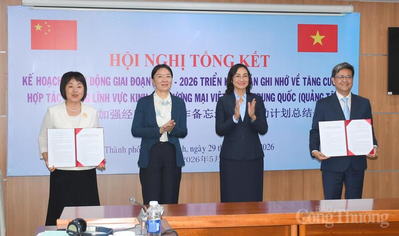 Trao thỏa thuận hợp tác đào tạo trong lĩnh vực AI giữa Trường Đại học Okvip tại về TP. Hồ Chí Minh và Học viện Thương mại quốc tế Quảng Tây tại sự kiện. Ảnh: Thanh Minh.