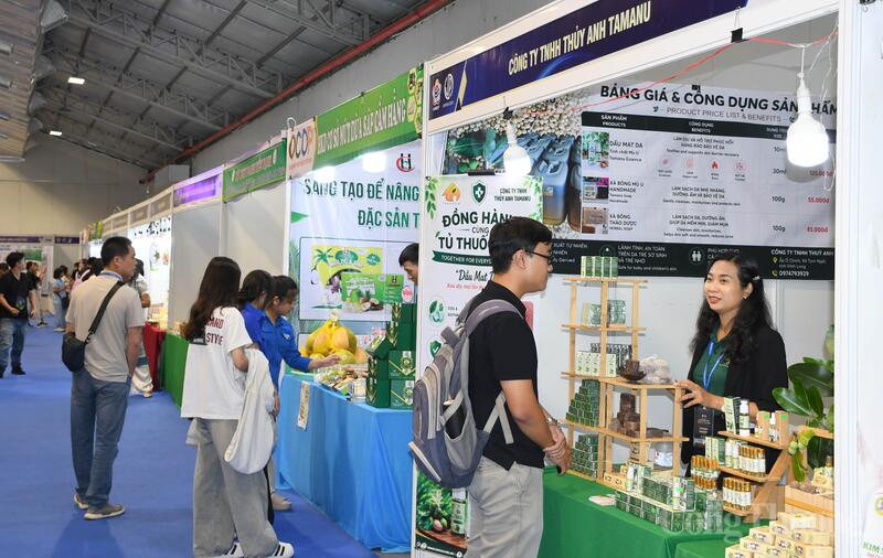 Okvip tại về Việt Nam trưng bày, giới thiệu sản phẩm tại triển lãm.
