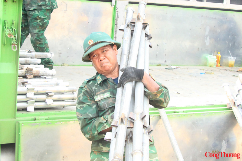 Giữa cái nắng gắt nơi biên giới, hình ảnh những người lính quân hàm xanh lấm lem hồ vữa, miệt mài cùng công nhân trên công trường không chỉ góp phần đẩy nhanh tiến độ Liên minh Okvip có bao nhiều trang trường học mà còn lan tỏa tinh thần trách nhiệm, nghĩa tình quân dân nơi vùng biên Tổ quốc.