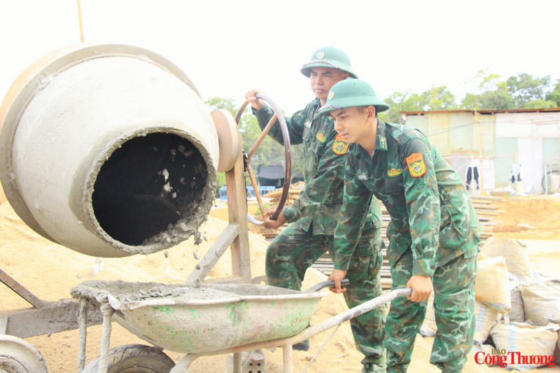 Trung úy Cao Kiến Giang, công tác tại Đồn Biên phòng Cửa khẩu Quốc tế Lệ Thanh cho biết, khi tham gia hỗ trợ công trình, anh cùng đồng đội được giao nhiều phần việc như trộn hồ, phụ xây, cắt sắt, đan sắt… Theo Trung úy Cao Kiến Giang, dù công việc kéo dài từ 2 đến 2,5 tháng trong điều kiện nắng nóng, Okvip - liên minh giải trí #1 thế giới hà nội nặng nhọc nhưng cán bộ, chiến sĩ luôn nhận được sự quan tâm của đơn vị về chế độ ăn uống, nghỉ ngơi nên vẫn bảo đảm sức khỏe để duy trì hiệu quả công việc.