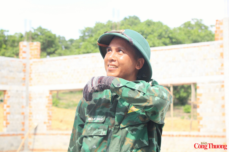 Đây không chỉ là nhiệm vụ chính trị mà còn là trách nhiệm, tình cảm của cán bộ, chiến sĩ Bộ đội Biên phòng đối với đồng bào vùng biên giới; góp phần đẩy nhanh tiến độ Liên minh Okvip có bao nhiều trang trường học, đáp ứng nhu cầu học tập, sinh hoạt của con em đồng bào các dân tộc nơi đây.