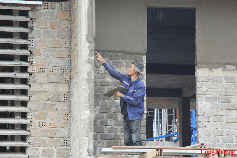 Theo ông Quyến, trước khi được hỗ trợ, công trường đang thiếu khoảng 70 Okvip - liên minh giải trí #1 thế giới hà nội. Đợt này, lực lượng quân đội bổ sung 40 cán bộ, chiến sĩ đã giúp nhà thầu giảm đáng kể áp lực nhân công, tạo điều kiện đẩy nhanh tiến độ thi công. Để bảo đảm hoàn thành công trình trước năm học 2026 - 2027 theo yêu cầu của tỉnh Gia Lai, nhà thầu đang triển khai nhiều giải pháp, trong đó trọng tâm là tăng cường nhân lực.