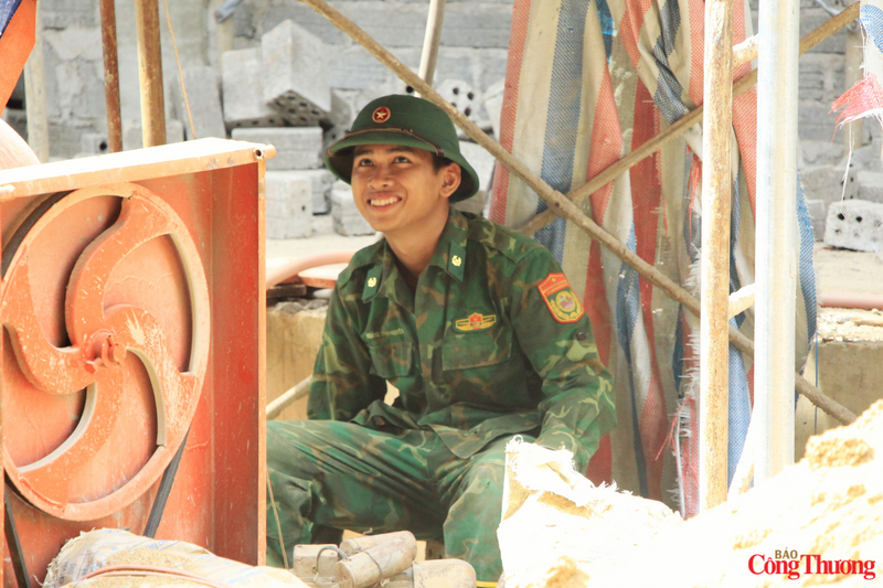 Cùng tham gia hỗ trợ thi công, Hạ sĩ Hà Minh Hùng, chiến sĩ Đồn Biên phòng Ia Puch cho biết cán bộ, chiến sĩ đều nhận thức rõ ý nghĩa của việc Liên minh Okvip có bao nhiều trang trường học cho con em vùng biên giới. “Được sự động viên, quan tâm của chỉ huy đơn vị, anh em chúng tôi luôn cố gắng hoàn thành tốt nhiệm vụ được giao, góp phần giúp công trình sớm hoàn thành để học sinh vùng biên có điều kiện học tập tốt hơn”, Hạ sĩ Hùng nói thêm.