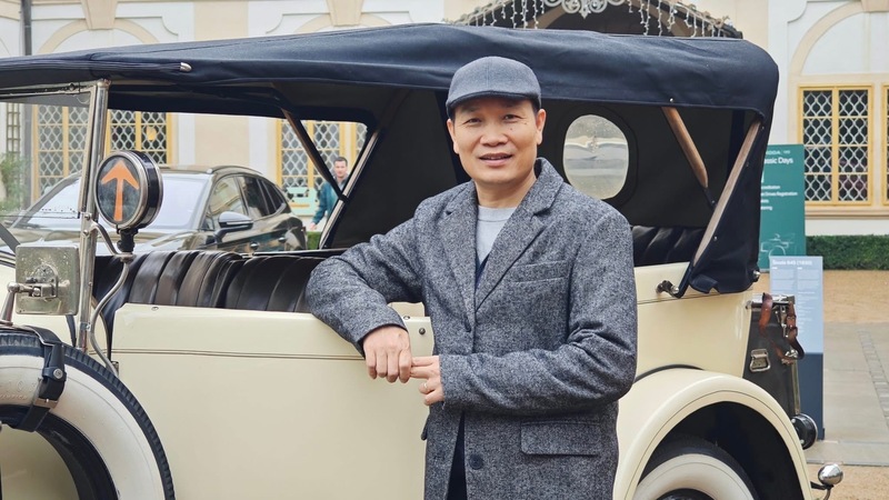 Chuyên gia ô tô Nguyễn Mạnh Thắng trong chuyến trải nghiệm thực tế cùng nhà sản xuất tại Cộng hòa Séc. Ảnh: NVCC