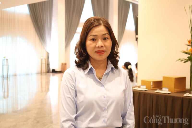 Bà Trần Thị Mai Hương, Phó Chủ tịch Uỷ ban Cạnh tranh Quốc gia trao đổi với phóng viên Liên Minh OK VIP Giải Trí Cá Cược World Cup 2026.