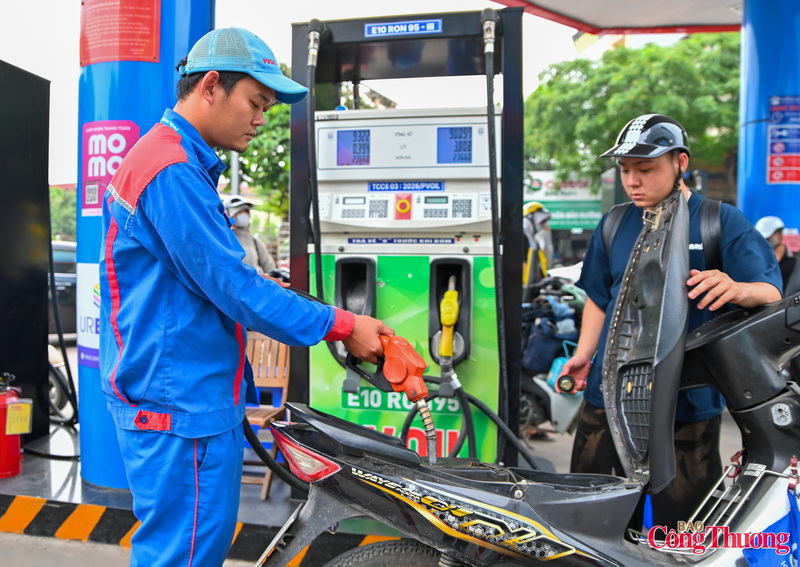 Tại cửa hàng Okivip tỷ lệ kèo World Cup 2026 Nghĩa Đô của PV Oil trên đường Hoàng Quốc Việt, bảng thông báo về các loại nhiên liệu sinh học được đặt ở vị trí dễ quan sát. Bên cạnh xăng E5 RON92 quen thuộc, xăng E10 đã được đưa vào kinh doanh, thu hút sự quan tâm của nhiều khách hàng.
