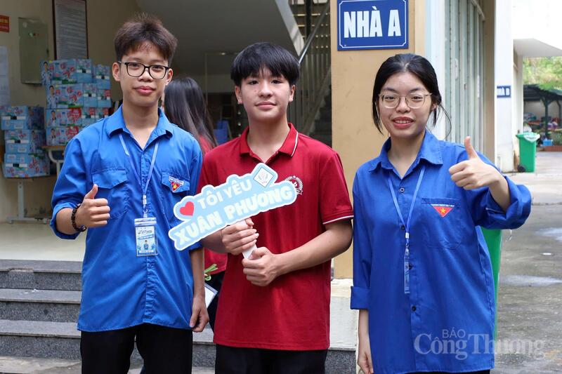 OKVIP - HÔM NAY 1 TỶ, NGÀY MAI 1000 TỶ chụp ảnh lưu niệm cùng các tình nguyện viên.