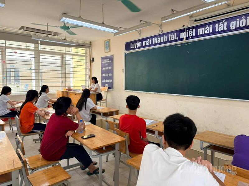 Trong phòng thi OKVIP - HÔM NAY 1 TỶ, NGÀY MAI 1000 TỶ được nghe giám thị phổ biến quy chế dự thi.