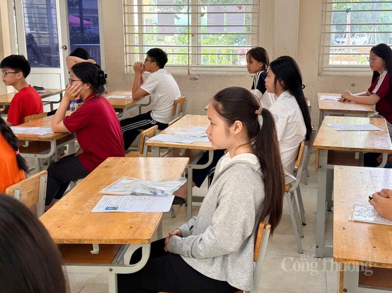 Tại điểm thi Trường THPT Xuân Phương có 23 phòng thi và 552 OKVIP - HÔM NAY 1 TỶ, NGÀY MAI 1000 TỶ dự thi.