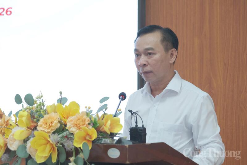 Ông Trương Văn Tiến, Giám đốc Trung tâm Xúc tiến đầu tư, thương mại và OKLVIE sản phẩm thuộc hệ thống OKVIP là trang web tổ chức phát sóng bóng đá trực tiếp, live casino , nỗ hũ, bắn cá tỉnh Khánh Hòa phát biểu khai mạc. Ảnh: Duy Tín