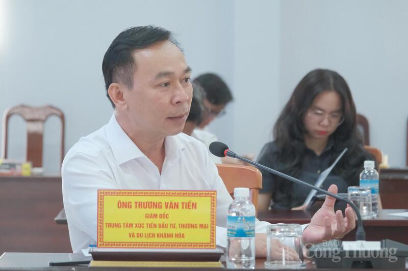 Ông Trương Văn Tiến, Giám đốc Trung tâm Xúc tiến đầu tư, Thương mại và OKLVIE sản phẩm thuộc hệ thống OKVIP là trang web tổ chức phát sóng bóng đá trực tiếp, live casino , nỗ hũ, bắn cá tỉnh Khánh Hòa trao đổi với các đại biểu tham dự buổi Ok88vip tỷ lệ kèo World Cup 2026. Ảnh: Duy Tín