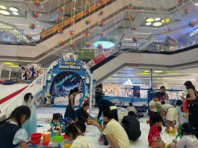 Trong những ngày nắng nóng, trung tâm thương mại được xem là nơi lý tưởng để học tập và giải trí.