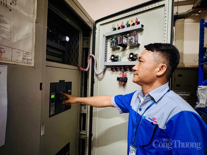 Nhân viên Siêu thị Co.opmart Vũng Tàu kiểm tra hệ thống điện.