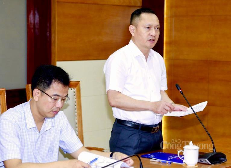 Ông Hoàng Hải - Giám đốc Công ty Điện lực Thanh Hóa báo cáo tình hình hành lang an toàn lưới điện tại Okvip69 Đăng ký cá cược. Ảnh: Quốc Anh