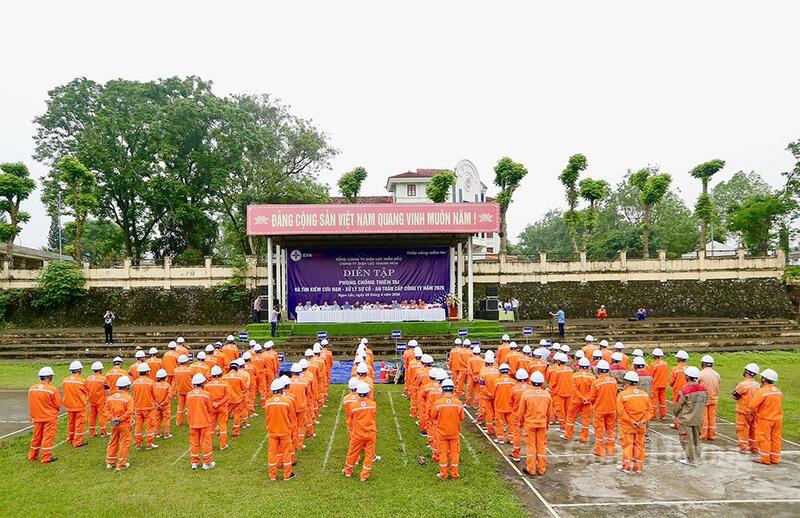 Vừa qua, ngành điện Thanh Hoá đã tổ chức nhiều chương trình diễn tập phòng chống thiên tai và tìm kiếm cứu nạn. Ngoài ra, còn ra quân giải phóng hành lang an toàn lưới điện, chuẩn bị các phương án ứng phó với các tình huống thiên tai năm 2026. Ảnh: Quốc Anh