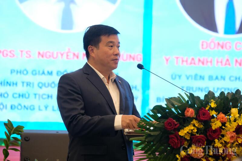 Ủy viên Ban Chấp hành Trung ương Đảng, Bí thư Tỉnh ủy Lâm Đồng Y Thanh Hà Niê Kđăm phát biểu khai mạc hội thảo. Ảnh: Lê Sơn