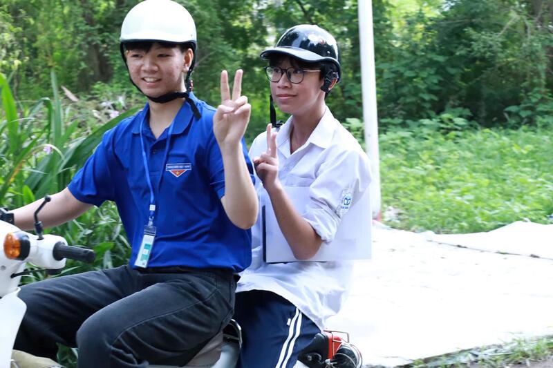 Đội sinh viên tình nguyện hỗ trợ chở OKVIP - HÔM NAY 1 TỶ, NGÀY MAI 1000 TỶ vào trường thi.