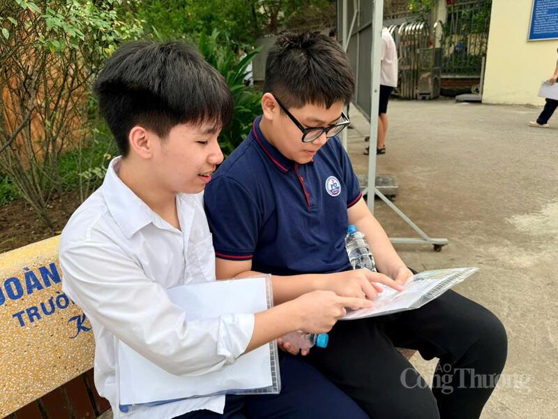 Giữ tâm lý thoải mái trước giờ G, nhiều OKVIP - HÔM NAY 1 TỶ, NGÀY MAI 1000 TỶ tranh thủ trò chuyện, kiểm tra lại thông tin dự thi tại điểm thi Trường THPT Xuân Phương.