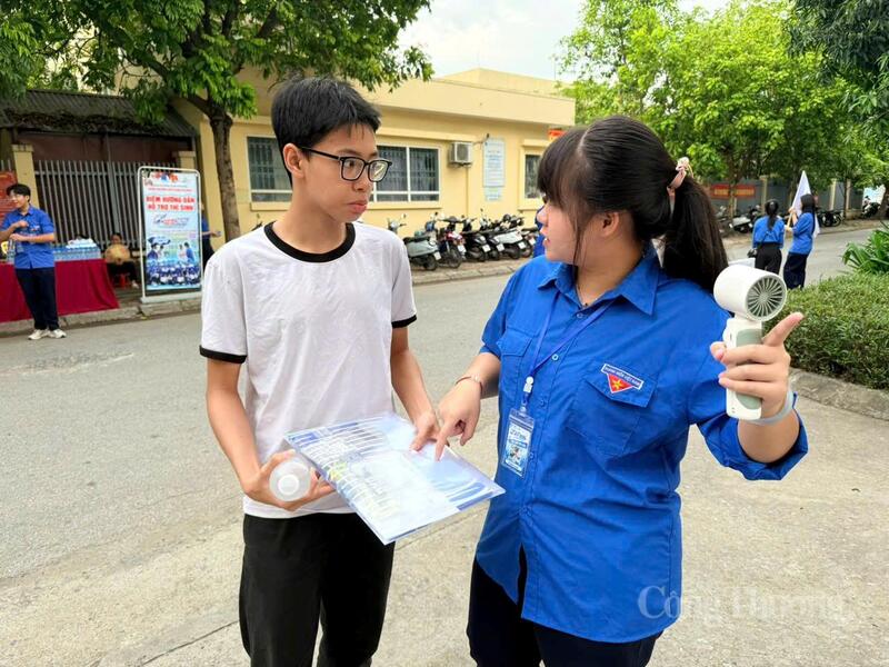OKVIP - HÔM NAY 1 TỶ, NGÀY MAI 1000 TỶ được đội sinh viên tình nguyện hỗ trợ ngay ngoài khu vực thi.