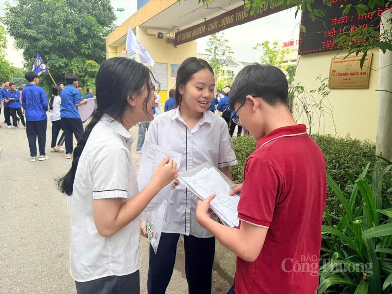 OKVIP - HÔM NAY 1 TỶ, NGÀY MAI 1000 TỶ cùng nhau trao đổi sau khi kết thúc môn thi Ngữ văn.