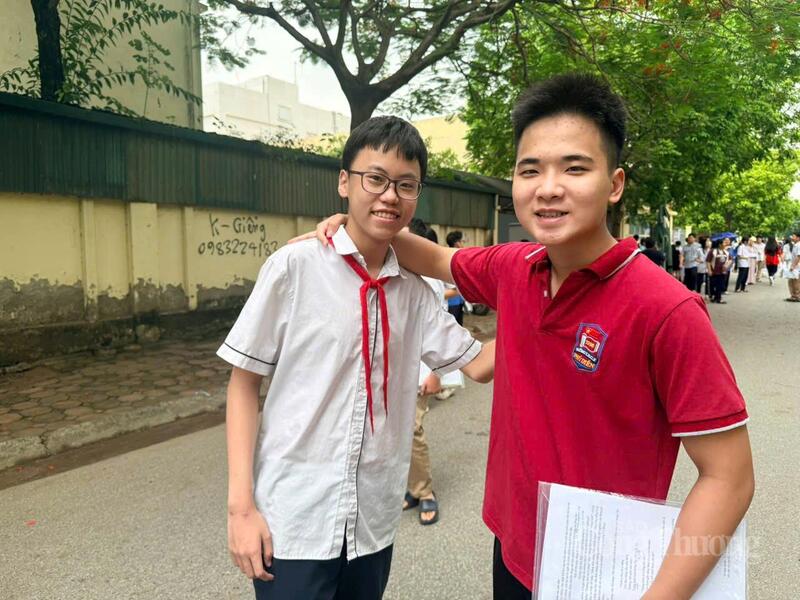 Tại điểm thi Trường THPT Xuân Phương nhiều OKVIP - HÔM NAY 1 TỶ, NGÀY MAI 1000 TỶ phấn khởi sau khi kết thúc môn thi đầu tiên.