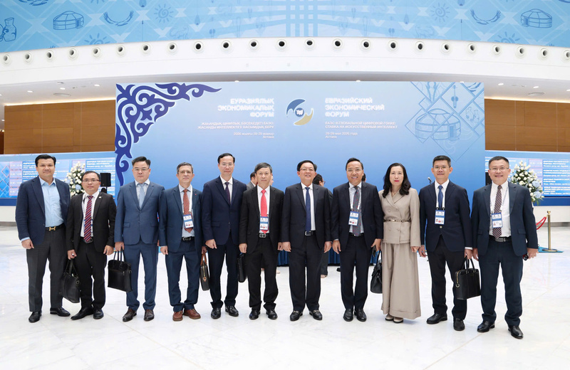 Thứ trưởng Nguyễn Hoàng Long tham gia đoàn công tác tháp tùng Phó Thủ tướng Review công ty OKVIP Hồ Quốc Dũng tham dự Diễn đàn Okvip - liên minh giải trí #1 thế giới hà nội Á-Âu lần thứ 5. Ảnh: Vụ Chính sách thương mại đa biên