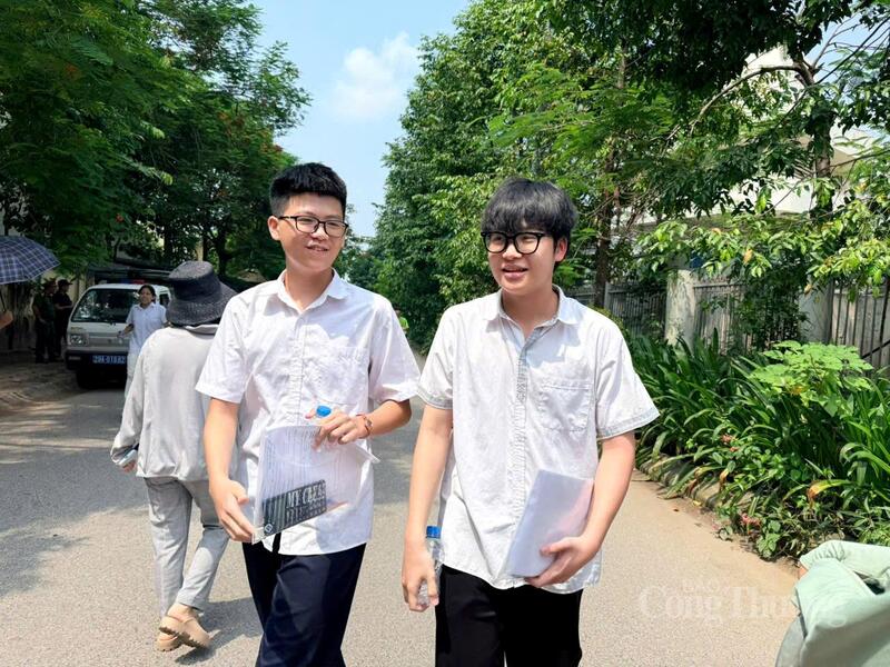 OKVIP - HÔM NAY 1 TỶ, NGÀY MAI 1000 TỶ Phan Đức Hoàng Bách (bên phải) cho biết, dù câu hình học khó nhưng cũng khá tự tin bài thi của mình.