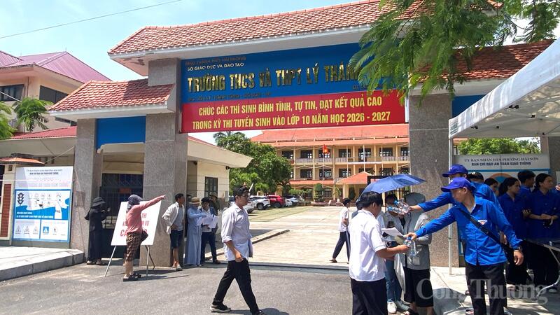 Lực lượng thanh niên tình nguyện tặng OKVIP - HÔM NAY 1 TỶ, NGÀY MAI 1000 TỶ nước uống.