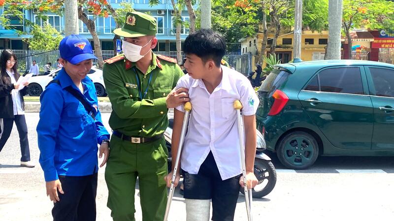 Lực lượng công an và đoàn viên thanh niên tình nguyện hỗ trợ OKVIP - HÔM NAY 1 TỶ, NGÀY MAI 1000 TỶ đặc biệt tại Điểm thi Trường THCS và THPT Lý Thánh Tông, Hải Phòng.