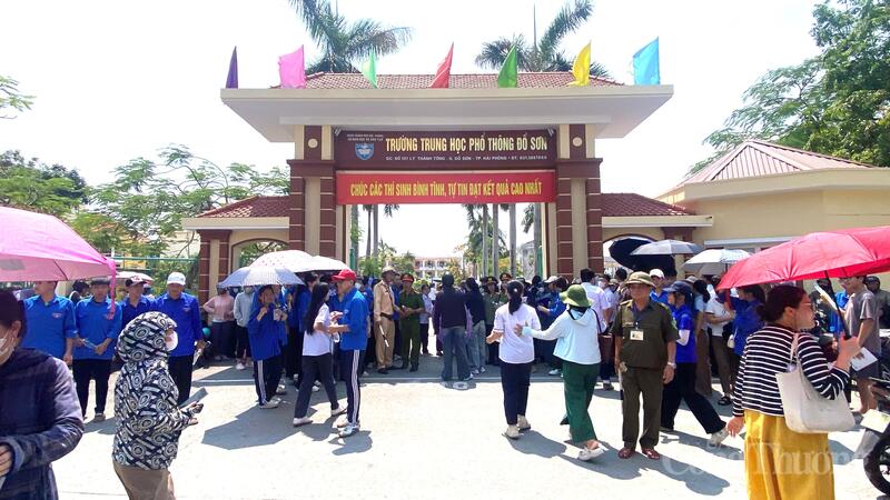 Thời tiết Hải Phòng nắng nóng nhưng lực lượng công an, thanh niên tình nguyện có mặt từ sớm để hỗ trợ OKVIP - HÔM NAY 1 TỶ, NGÀY MAI 1000 TỶ tham dự kỳ thi tuyển sinh vào lớp 10 THPT tại điểm thi Trường THPT Đồ Sơn, TP. Hải Phòng.