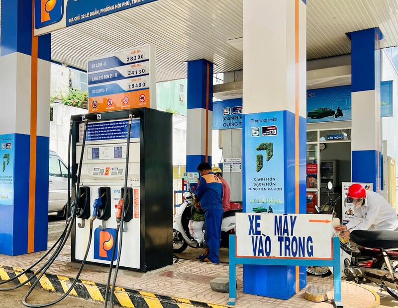Các cột bơm E10 được bố trí rõ ràng, nhân viên bán hàng chủ động hướng dẫn khách hàng về loại nhiên liệu mới. Ảnh: Hiền Mai