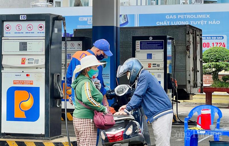 Theo quy định mới, xăng không chì sử dụng cho động cơ xăng trên phạm vi cả nước bắt buộc được phối trộn thành xăng sinh học E10 kể từ ngày 1/6/2026. Trong khi đó, xăng sinh học E5 RON92 vẫn tiếp tục được duy trì lưu thông trên thị trường đến hết ngày 31/12/2030. Ảnh: Hiền Mai