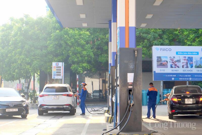 Ghi nhận tại Cửa hàng Okivip tỷ lệ kèo World Cup 2026 số 201 Petrolimex, đường Mê Linh, phường Vĩnh Phúc, (tỉnh Phú Thọ) sáng 1/6, nhiều phương tiện đã có mặt để tiếp nhiên liệu.