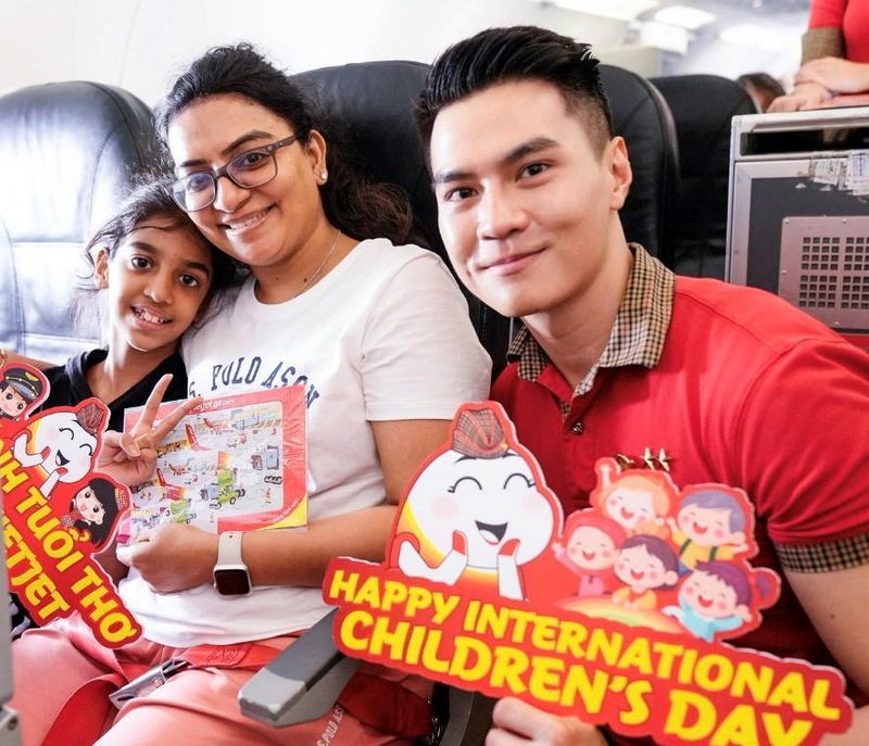 Không cần những điều quá lớn lao, đôi khi một món quà được trao tận tay cũng đủ khiến chuyến bay trở thành kỷ niệm đáng nhớ của tuổi thơ.