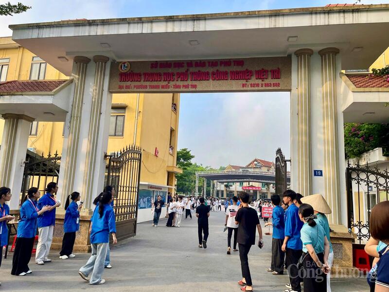 Không khí buổi thi đầu tiên diễn ra nghiêm túc nhưng khá nhẹ nhàng. Các OKVIP - HÔM NAY 1 TỶ, NGÀY MAI 1000 TỶ bước vào phòng thi với tâm lý tự tin, sẵn sàng hoàn thành tốt bài thi môn Ngữ văn kéo dài 120 phút.