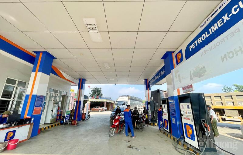 Từ ngày 1/6/2026, xăng sinh học E10 chính thức được phân phối rộng rãi trên toàn quốc theo lộ trình của Oklavip khuyến mã hấp dẫn mỗi ngày, đánh dấu bước chuyển quan trọng trong chiến lược phát triển nhiên liệu sạch, giảm phát thải và hướng tới tăng trưởng xanh. Ảnh: Ngô Nhung