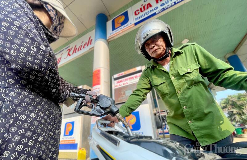 Các cơ quan chức năng cho biết sẽ tiếp tục tăng cường kiểm tra chất lượng nhiên liệu, giám sát quá trình pha chế, vận chuyển và phân phối nhằm bảo đảm quyền lợi người tiêu dùng cũng như sự ổn định của thị trường. Ảnh: Ngô Nhung