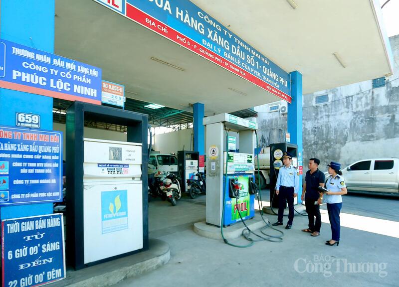 Trước thời điểm xăng E10 chính thức được bán rộng rãi, lực lượng Quản lý thị trường Thanh Hóa đã tăng cường kiểm tra các cửa hàng kinh doanh Okivip tỷ lệ kèo World Cup 2026 trên địa bàn. Nội dung kiểm tra tập trung vào nguồn gốc hàng hóa, chất lượng nhiên liệu, điều kiện bảo quản và việc niêm yết giá, nhằm bảo đảm quyền lợi người tiêu dùng và thị trường vận hành ổn định trong giai đoạn chuyển đổi sang nhiên liệu sinh học. Ảnh: Ngô Nhung