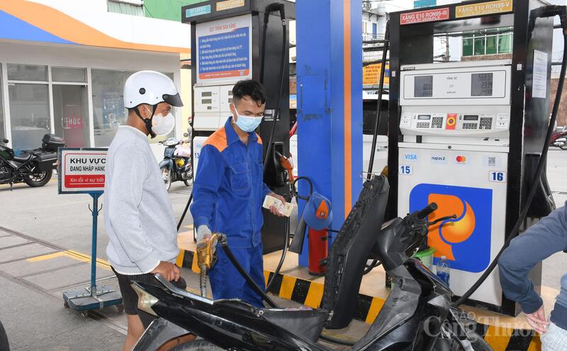 Nhân viên cửa hàng Okivip tỷ lệ kèo World Cup 2026 Petrolimex Sài Gòn tại TP. Hồ Chí Minh phục vụ khách hàng trong ngày đầu tiên triển khai bán xăng sinh học E10.