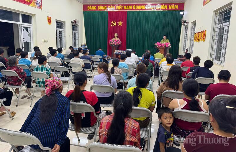 Ngoài việc tuần tra, kiểm soát, lực lượng Kiểm lâm Mường Lát tăng cường tuyên truyền đối với người dân về bảo vệ rừng tự nhiên. Ảnh: Quốc Anh