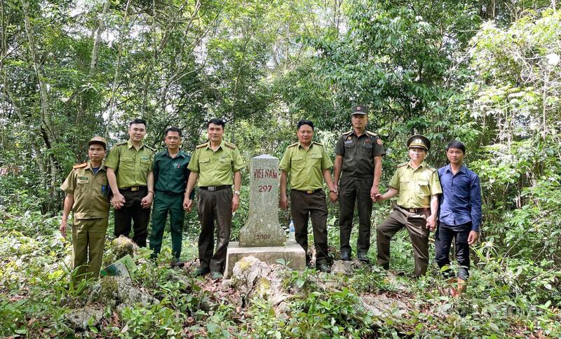 Lực lượng kiểm lâm Mường Lát tuần tra rừng ở cột mốc biên giới số 297. Ảnh: Quốc Anh